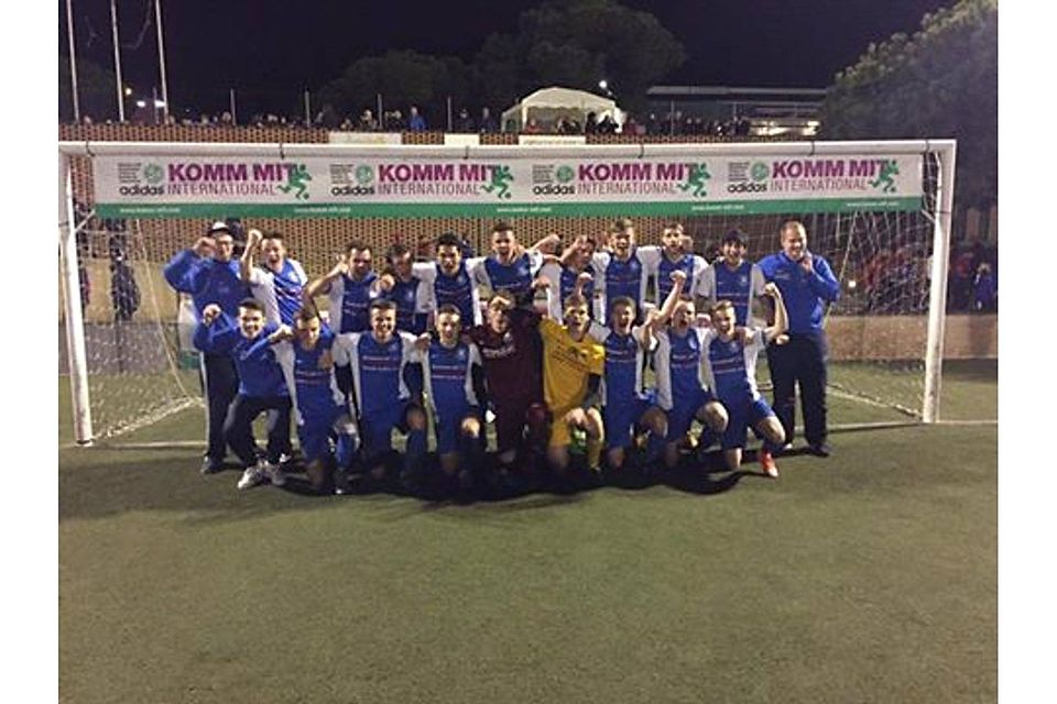 Die U19 vom TSV Gau-Odernheim feiert in Spanien den Turniersieg. F: Facebook-Seite TSV Gau-Odernheim
