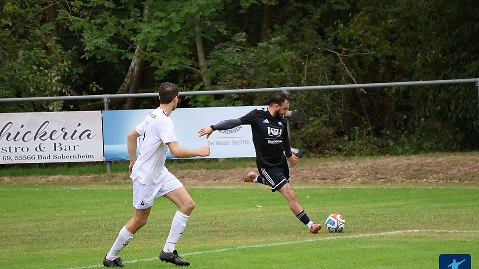 Yasin Cakir (am Ball) und die SG Hochstetten/Nußbaum, hier am Ball gegen den SV Winterbach II, gewannen diesmal das Topduell des Spielstags und führen damit weiter die Tabelle an. 