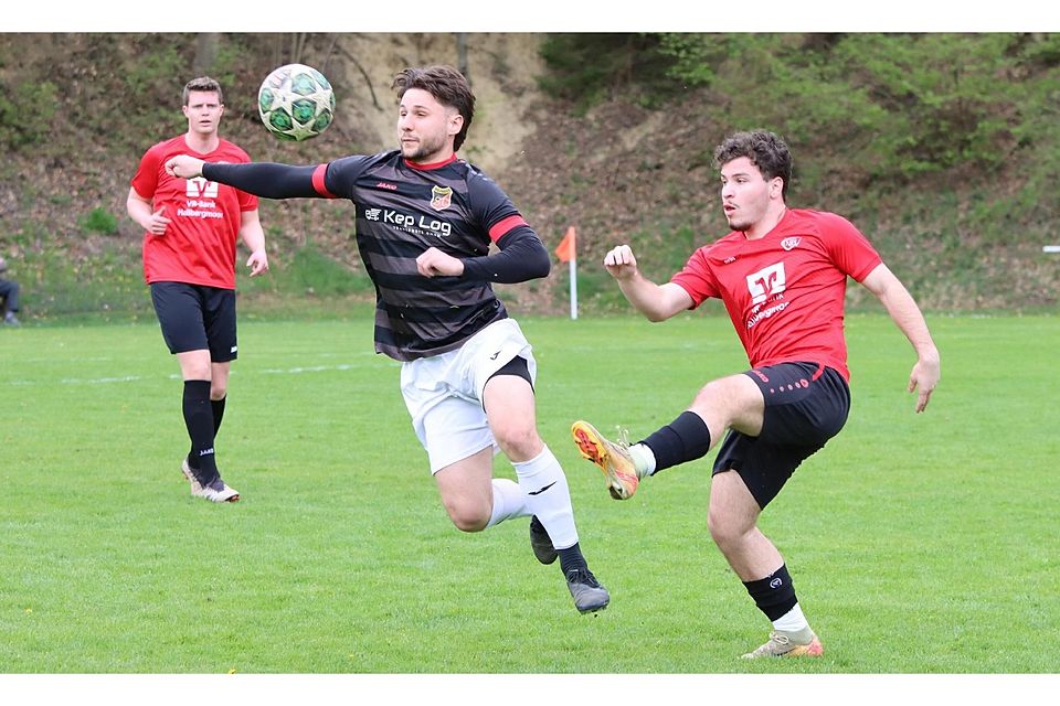 Er stellte die Weichen auf Sieg: Tobias Mock (am Ball) brachte Massenhausen vor der Pause mit 1:0 in Führung.