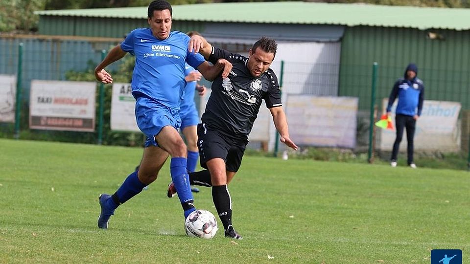 Angelo Rubino (r.) behauptet sich hier im Zweikampf und bereitet damit Mechernichs zweiten Treffer vor.