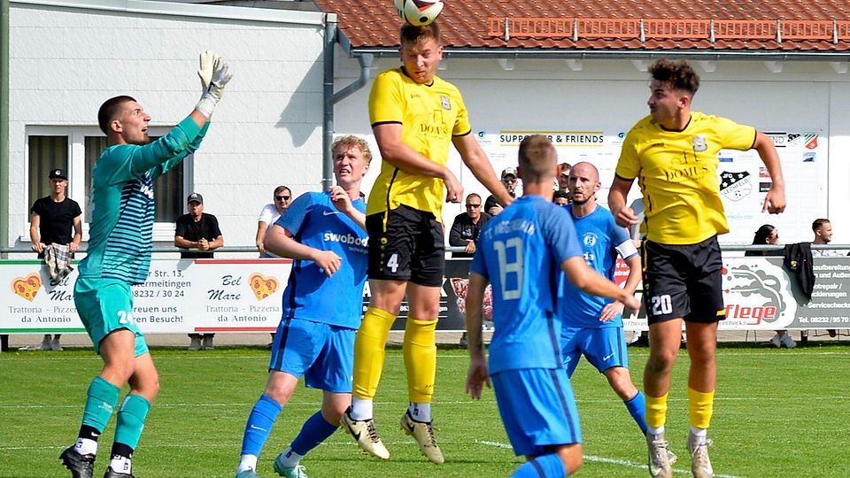 Trotz einiger guter Torchancen (im Bild Ralf Pawollek beim Kopfball) musste sich Lagerlechfeld dem FC Wiggensbach am Ende mit 1:4 geschlagen geben.