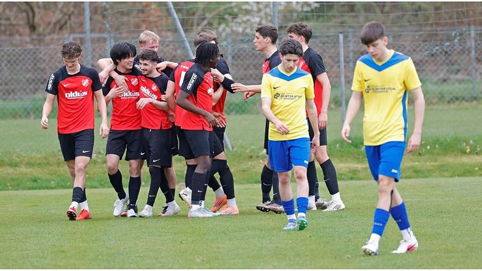 Gegensätze: Während sich Spieler von RW Darmstadt mit Torschütze Yuma Ito (Zweiter von links) freuen, lassen Luca Schüßler und Luca Segeth von der SG Langstadt/Babenhausen die Köpfe hängen. Die Rot-Weißen gewannen die Partie der Verbandsliga mit 2:0.