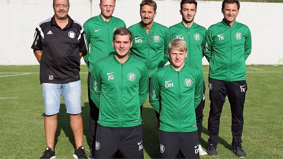 Eingerahmt von Mitarbeitern und Neuzugängen: der Gundersheimer Trainer Markus Scriba (hinten Mitte) mit (stehend von links) Betreuer Kai Daniel, Yannic Bertram, Besart Morina und Co-Trainer Thomas Koch-Schröder, sowie knieend (von links) Jakob Goldbach und  Leonard Hahn.