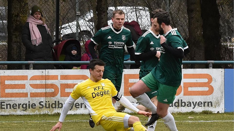 Der TSV Geiselbullach (gelbe Trikots) ist Moorenweis in die Parade gefahren und auf den zweiten Platz geklettert.