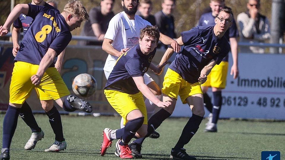 Die Breithardter Spieler schauen nicht nur gebannt Richtung Ball, sondern sicher auch auf ihre neuen Spieler. 