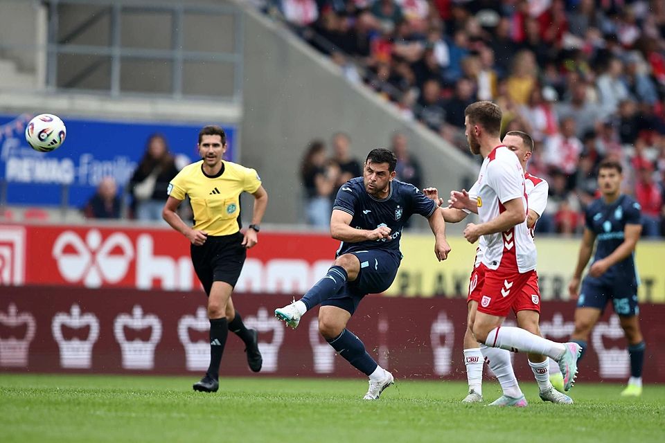 Traumtor: Aus dem Mittelkreis zieht Volland einfach mal ab, trifft sensationell zur Löwen-Führung bei Jahn Regensburg.