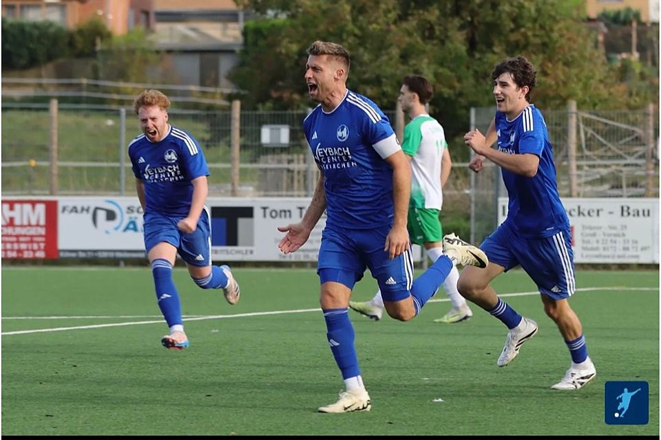 Spielszene aus dem Hinspiel in Vernich. Kai Karamouzas mitte bejubelt seinen Treffer zum 3:2 Endstand für Weilerswist. Mit Ihm freuen sich seine Teamkollegen Max Becker rettete. Und Robin Maximilian Berk li..