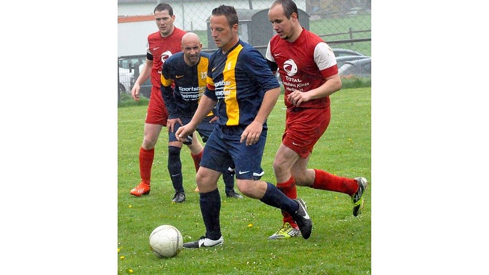 Kapitän Timo Eheim (vorne links) führte die SG Maar/Heblos/Wallenrod II im Derby in Lanzenhain zum 3:2-Erfolg.  	Foto: Zinn