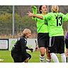 RieWas Dreifach-Torschützin Junes Denkler (3. v. li.) feiert mit Natscha Sänger ihren Treffer zum 1:0 gegen die SG BOB Eiderkanal.dve