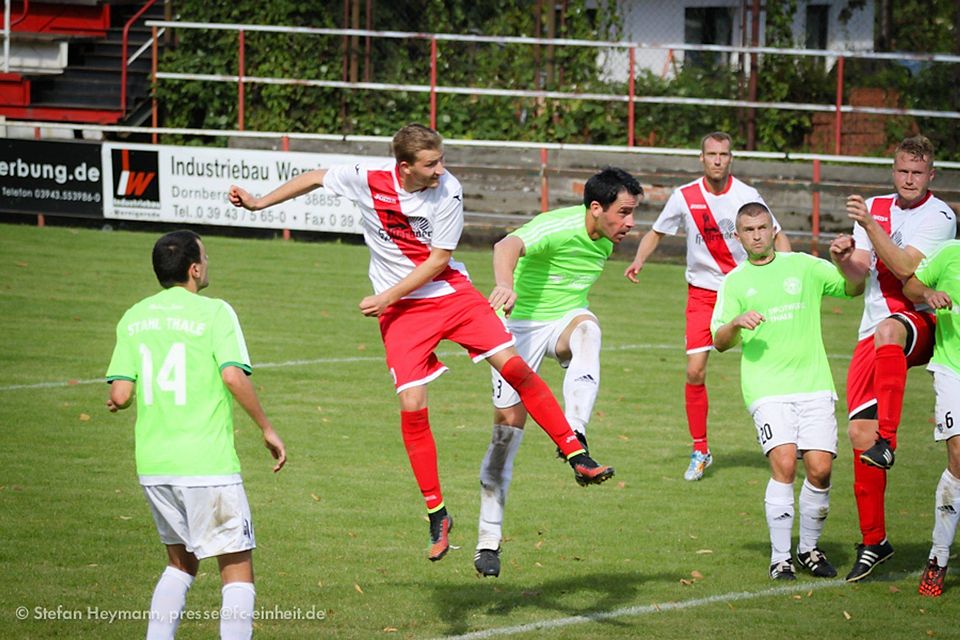 Nick Schmidt (in rot-weiß/ Bildmitte) ist seit dieser Spielzeit wieder im Dress der Einheit  F: Heymann