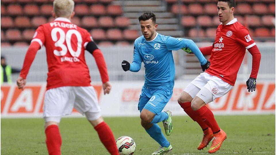 Wollen nach der knappen Niederlage gegen die Kickers wieder zurück in die Spur finden: Die U23 der Mainzer um Paatrick Pflücke (li.) F: Pressefoto Baumann