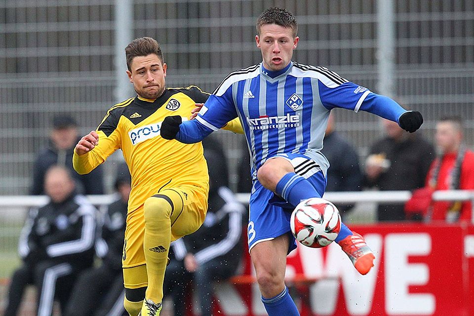 Der erste Test ging für den FV Illertissen mit 0:5 deutlich daneben: Hier kommt Andreas Ludwig (VfR Aalen) gegen Sebastian Enderle (FV Illertissen) zu spät.  Foto: Eibner-Presse