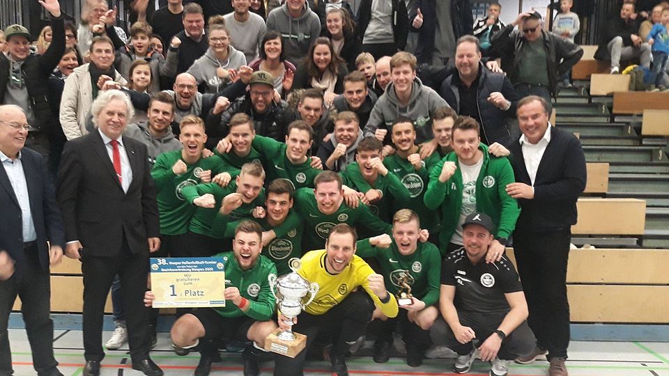 Stolzer Turniergewinner: Das Team des VfL Oldentrup mit dem Pokal vor seinen Fans bei der Siegerehrung des Heeper Turniers.