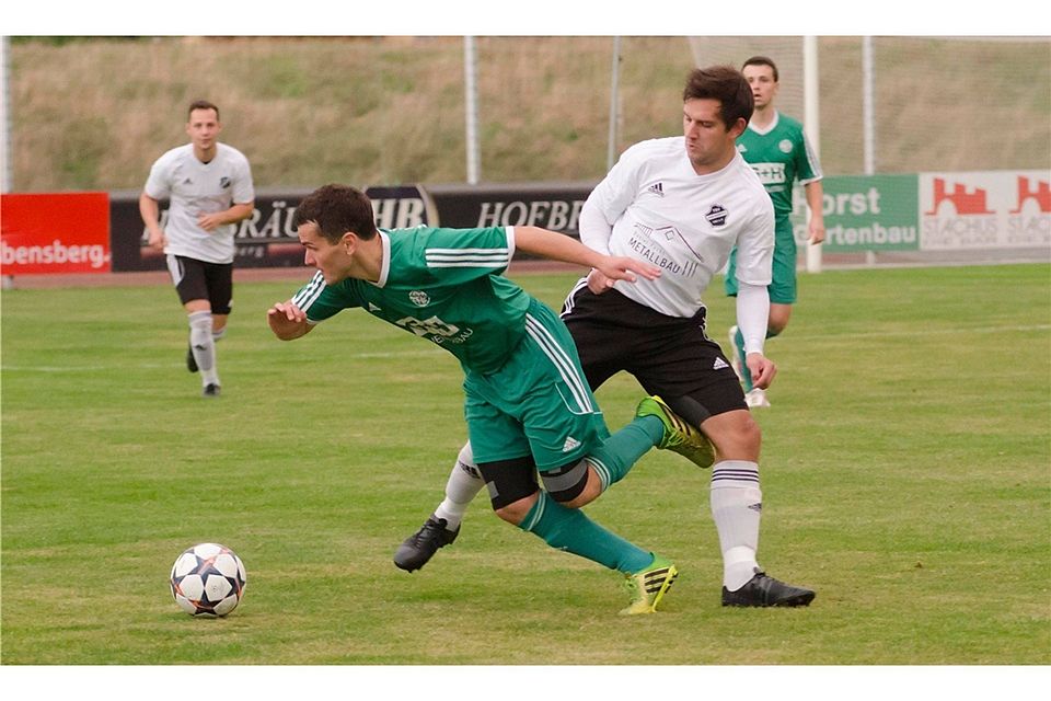 Mit einem 0:0 gingen Abensberg (in weiß) und Aiglsbach aus dem Bezirksliga-Derby.  Foto: Kahler