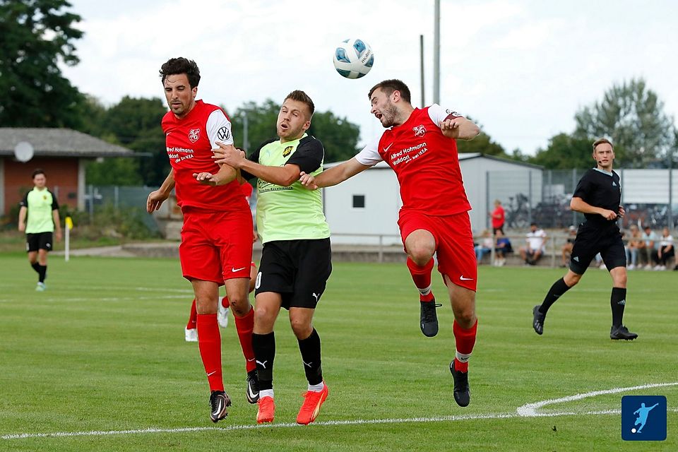 Die Dielheimer (rot) packen kräftig zu.