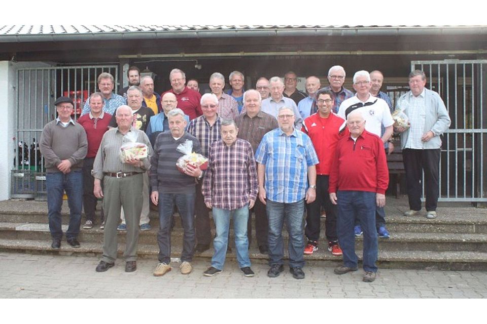 Erfahrungsaustausch: Die Ü60-Fußball-Schiedsrichter des Kreises Büdingen genießen ihr traditionelles Treffen in Burgbracht.