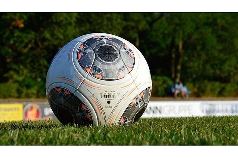 In der ersten Runde des Bezirkspokals der B-Jugend rollt der Ball. F: Rinke In der ersten Runde des Bezirkspokals der B-Jugend rollt der Ball. F: Rinke