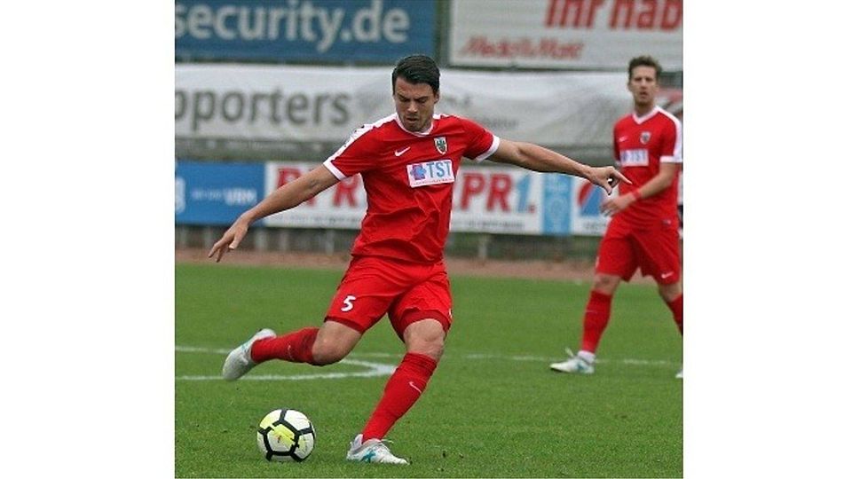 Vorne netzen, hinten abräumen: Freistoßspezialist Benjamin Maas (vorne) traf in den letzten beiden Partien. Jetzt wird er wohl den verletzten Marco Metzger in der Innenverteidigung ersetzen.	Foto: pa/Dirigo
