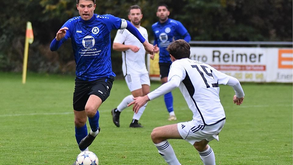 Wacker München in blau gegen den FC Aich in weiß