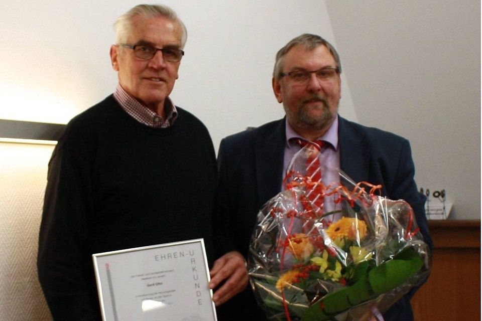 Gerd Otto (links) feiert heute seinen 80. Geburtstag. Marco Michel, Vorsitzender des Fußball- und Leichtathletikkreises Siegen-Wittgenstein, verlieh ihm im November vergangenen Jahres die Verdienstnadel des Deutschen Fußball-Bundes.