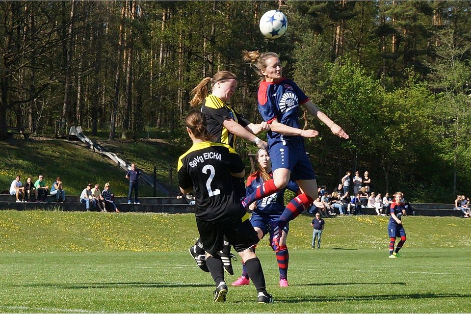 Im letzten Derby vor einem halben Jahr erzielte praktisch mit dem Abpfiff Vanessa Rose (blaues Trikot) den Treffer zum 4:1-Endstand für den FFC Foto: Jürgen Mühlstädt