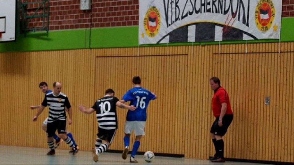 Der VfB Zscherndorf (in schwarz-weiß) und der ESV Petersroda (in blau) können erst in der K.O.-Phase aufeinander treffen.  F: Kölbel