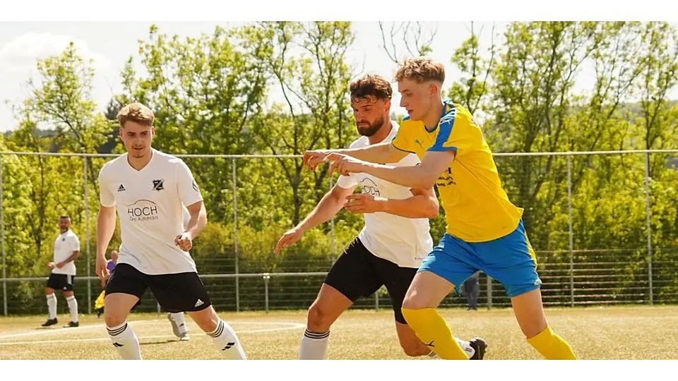 Trifft gegen die SG Eschenburg früh zur Führung: Leon Sluka (r.) von der SG Waldsolms. Trifft gegen die SG Eschenburg früh zur Führung: Leon Sluka (r.) von der SG Waldsolms. © Isabel Althof