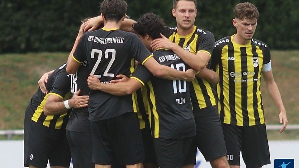 Den Spitzenreiter erstmals diese Saison zu bezwingen gelang dem ASV Burglengenfeld. Der umjubelte Siegtreffer durch Fernando Roesler wurde ausgiebig gefeiert 