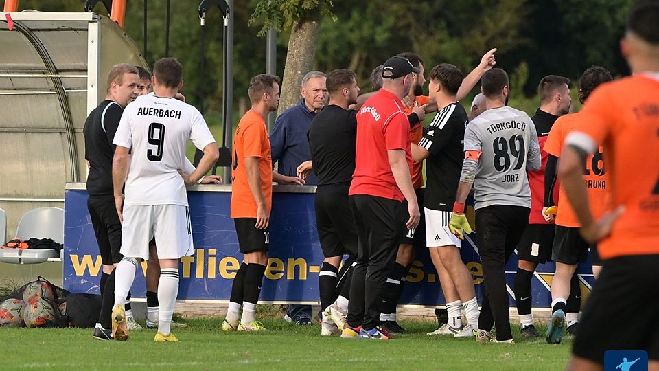 Die Spielwertung des im September abgebrochenen Duells zwischen dem SV Auerbach und dem SV Türk Gücü Straubing schlägt hohe Wellen 