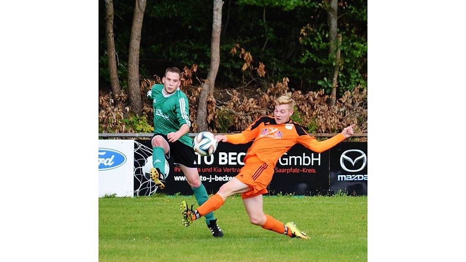 Die Kerb konnten die Bechhofen-Lambsborner (in Grün) nach dem klaren Sieg am Samstag gegen Vogelbach gut feiern. Foto: wittenmeier