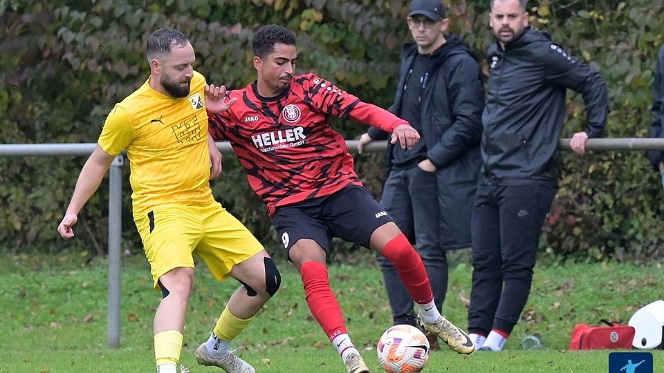 Adalbert Kuczynski (2. v.r.) und Dominik Muhr (r.) hören beim SV Hilsbach zum Saisonende auf.