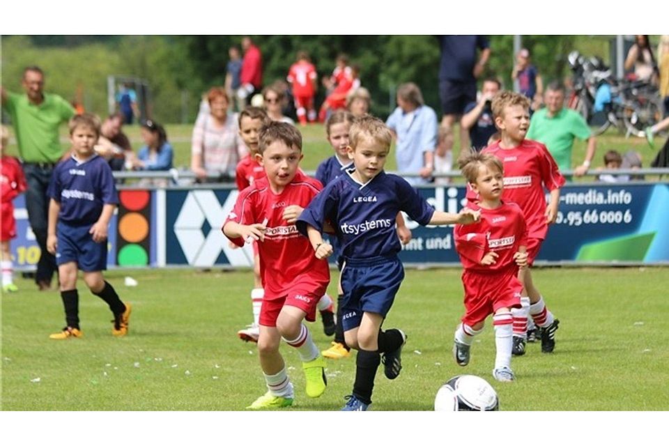 Die kleinsten Fußballer, die G-Junioren – hier die SG Rieden/Vilshofen (in Rot) und die SpVgg Ebermannsdorf – zeigten, dass sie schon eine ganze Menge Fußball drauf haben! Foto: Richard Weigert