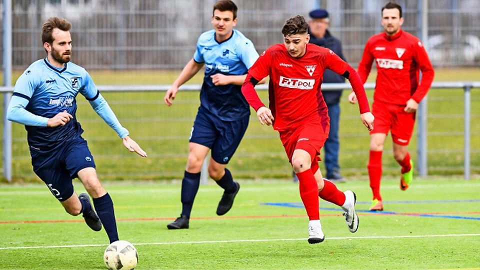 Für Weilimdorfs Angreifer Daniel Baierle (2. v. r.) war die Partie in Bad Boll bereits nach sechs Minuten beendet. Er  musste schwer verletzt ausgewechselt werden.  Foto: Archiv Tom Bloch
