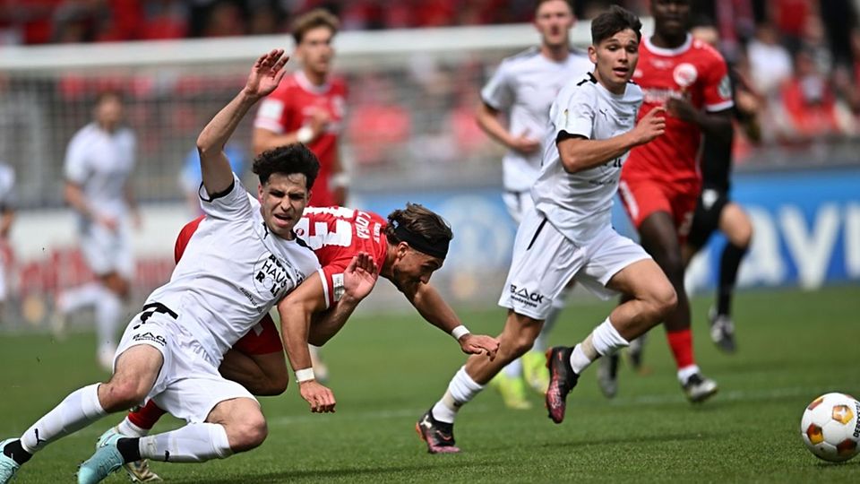 Packende Zweikämpfe prägen das südbadischen Pokalfinale in Freiburg, hier zwischen Tim Tiedemann vom FC Auggen (links) und dem Bahlinger Noah Lovisa, rechts Nico Ziegler.