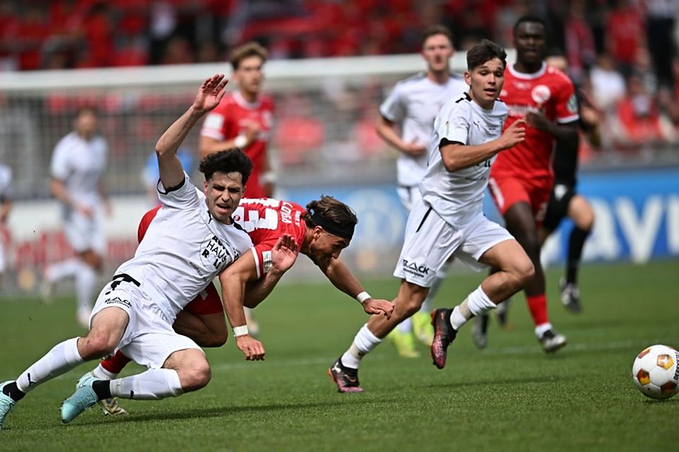 Packende Zweikämpfe prägen das südbadischen Pokalfinale in Freiburg, hier zwischen Tim Tiedemann vom FC Auggen (links) und dem Bahlinger Noah Lovisa, rechts Nico Ziegler.