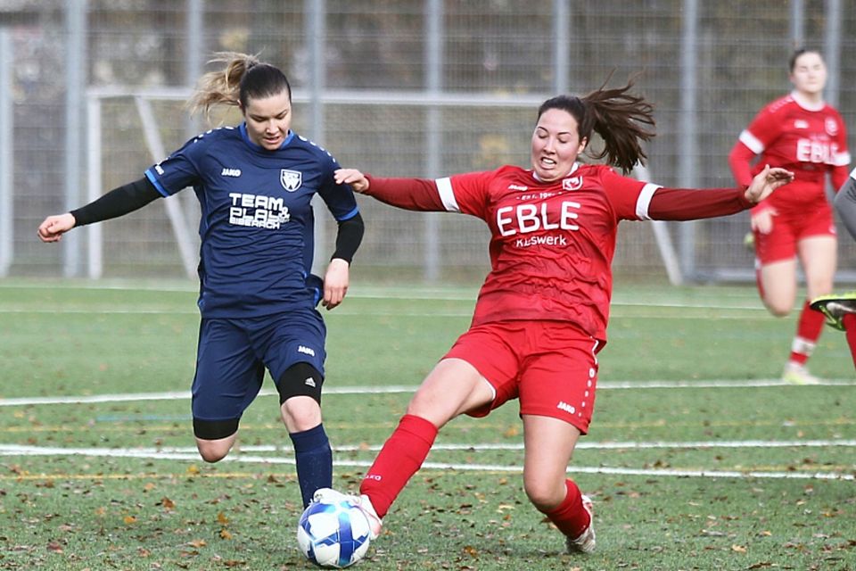 Die Frauen des FC Wacker (blau) und des SV Baltringen lieferten sich eine energiegeladene und kämpferische Partie.