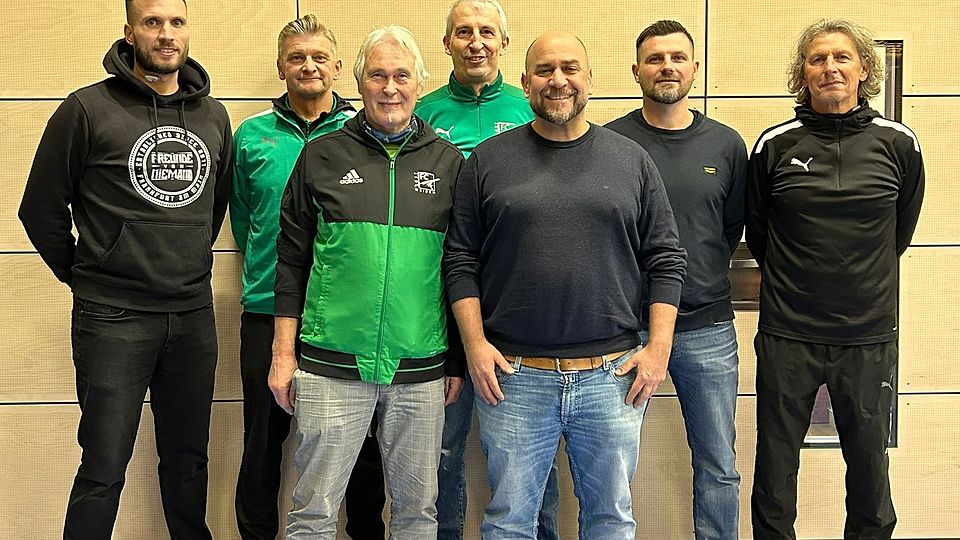Der künftige Trainerstab des Bezirksligisten FC Weiden-Ost versammelt sich zum Gruppenfoto. Rechts Noch-Chefcoach Josef Dütsch.