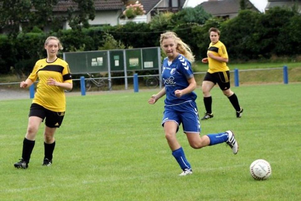 Königin des Fußballbereiches Weser-Ems: Lea Rottwinkel (re.)   -   Foto: Andrea Krüßl