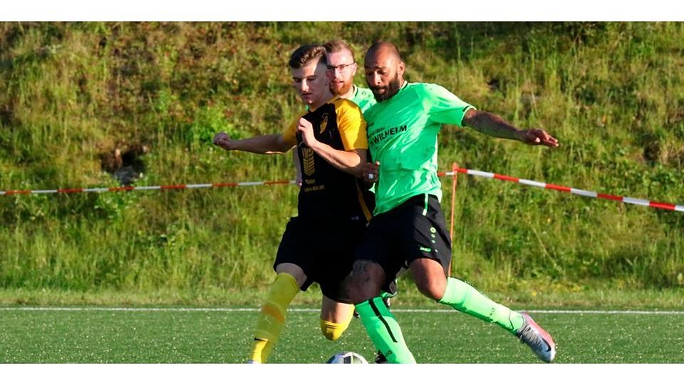 Ex-Spielertrainer Gregory Zeymer (rechts, im Zweikampf mit Luca Vogel, damals noch Torjäger des SSV Bottenhorn) kehrt zur SG Hörlen/Lixfeld zurück und soll nach zwölf Jahren nun als Stürmer helfen, die Offensivprobleme des A-Ligisten zu lösen. © Jens Schmidt