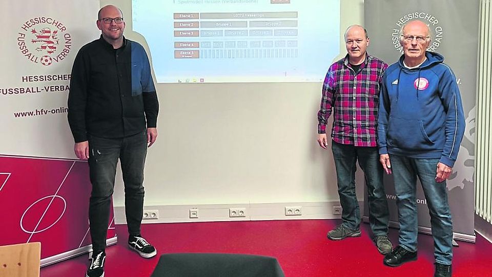 Fußballwart Matthias Schmelz, sein Stellvertreter Hartmut Schwöbel und Dirk Vereeken (Ausschuss für Spielbetrieb und Fußballentwicklung, von links) haben das vom HFV bevorzugte Ligamodell für den künftigen Spielbetrieb vorgestellt.	Foto: André Besler