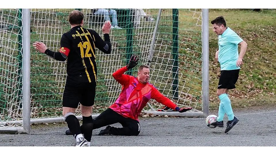 Aartals 1:0 in Bischoffen: Steffen Keßler (re.) spitzelt den Ball an Sinn/Hörbachs Torwart Luciano Lepper vorbei, Luc Richter kann nicht mehr eingreifen. 3:0 gewann die SG Aartal das Duell. © Lorenz Pietzsch