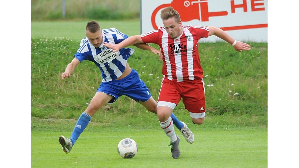 In dieser Szene hatte Kammersteins Torjäger Markus Marin (li.) gegen René Gallee zwar noch das Nachsehen, doch später traf er zum 2:0-Zwischenstand. F: Roland Jainta