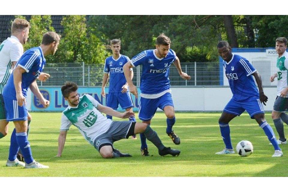 Kein Durchkommen: Die Spieler des TuS Holzkirchen fanden gegen den FC Ismaning (in Blau) kein Mittel.  (Foto: Gerald Förtsch)