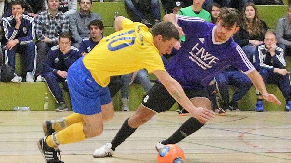 Holzkirchens Rothbauer (links) und Wemdings Dahms im Zweikampf. Der SV Holzkirchen fährt als Kreissieger zum Vorrundenturnier nach Nördlingen.  Foto: Dieter Mack