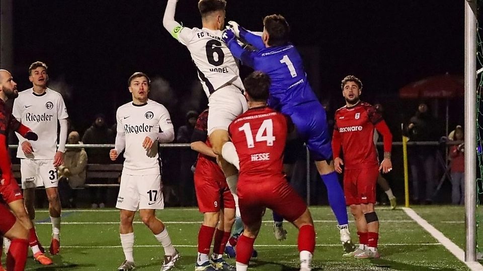 Eines von vielen umkämpften Aufeinandertreffen: FCT-Kapitän Tom Hodel (Nummer sechs) im Luftduell mit „Wölfe“-Keeper Marcel Neumann (blaues Trikot).