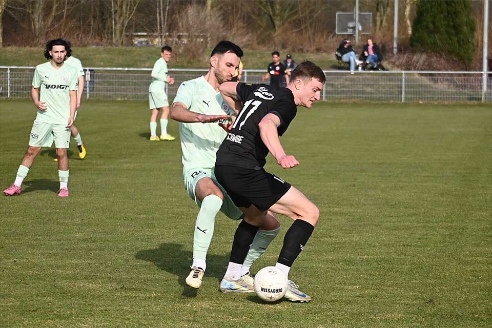 Marc Schwabe (Kilia Kiel), hier von geart Latifi (PSV Neumünster) gestellt, gelang das wichtige Führungstor.