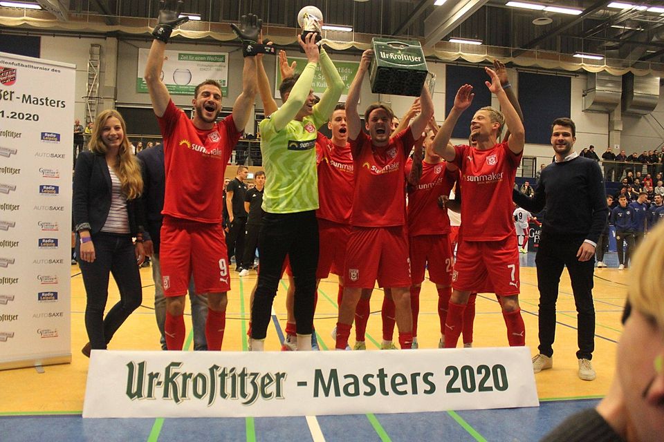 Der Hallesche FC hat sich beim 19. Ur-Krostitzer Masters in Markranstädt durchgesetzt. Im Endspiel siegte der Drittligist mit 5:1 über den ZFC Meuselwitz