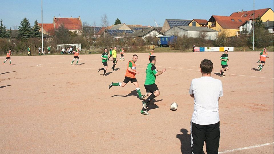 Auf diesem Platz fertigte Borussia Eckelsheim (orangenes Leibchen) vergangenen Sonntag den VfR Alsheim III mit 12:1 ab. Als positiven Nebeneffekt sprang die Tabellenführung raus. F: Löwen