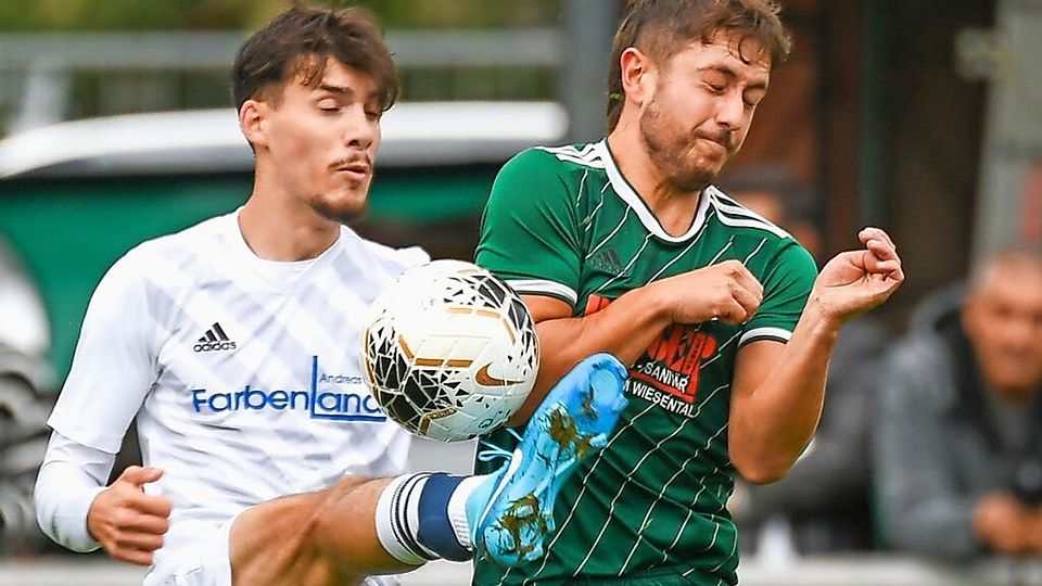 Yavuzhan Orhan vom SV Schopfheim (links) im artistischen Zweikampf gegen den Hausener Alexander Mössner  | Foto: Gerd Gründl