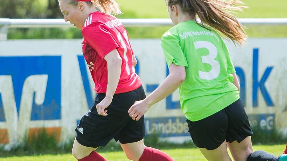 Ihr neuntes Saisontor für den MTV Dießen erzielte Andrea Bichler (l.) gegen den FSV Höhenrain.